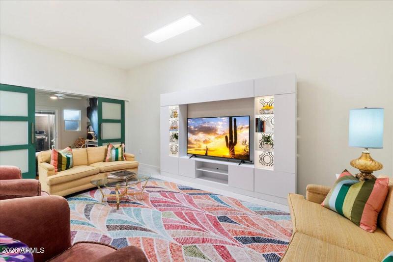 Tall Ceilings w Skylight