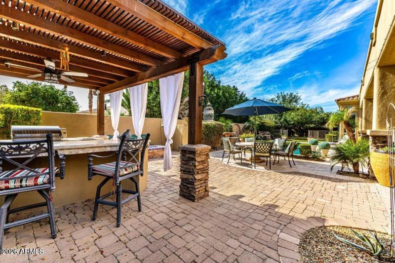 Backyard - BBQ - Pool area