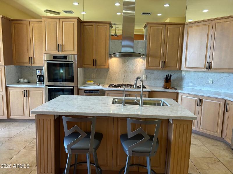 Kitchen w/ Breakfast Bar