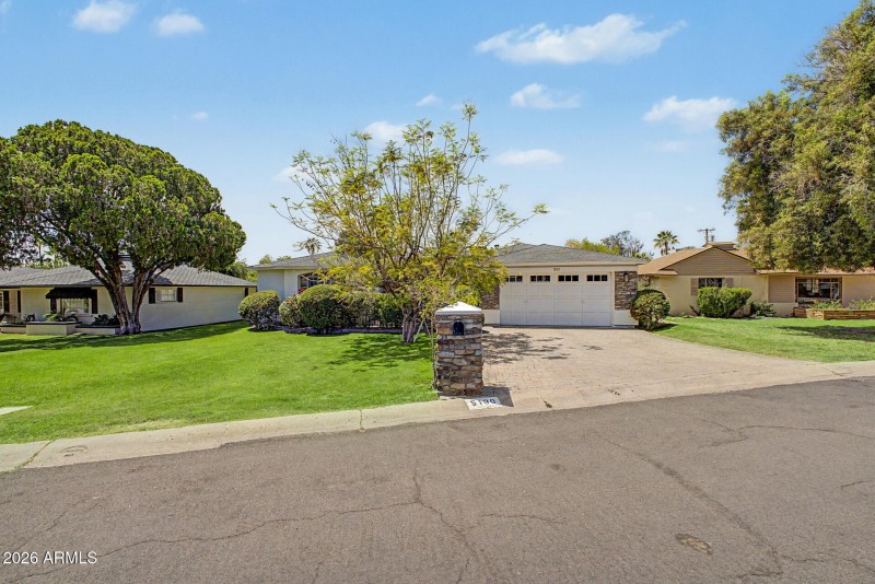 8900 sqft lot