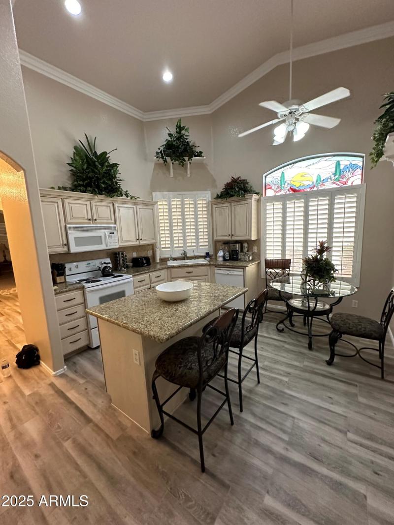 Kitchen with breakfast bar