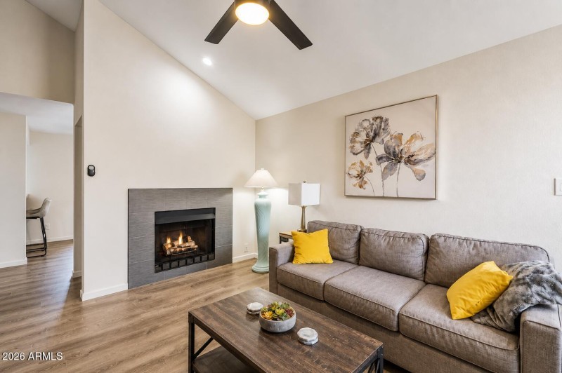 VAULTED CEILINGS!!!