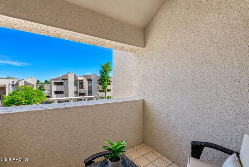 PATIO OVERLOOKS THE GREEN AREA!!!