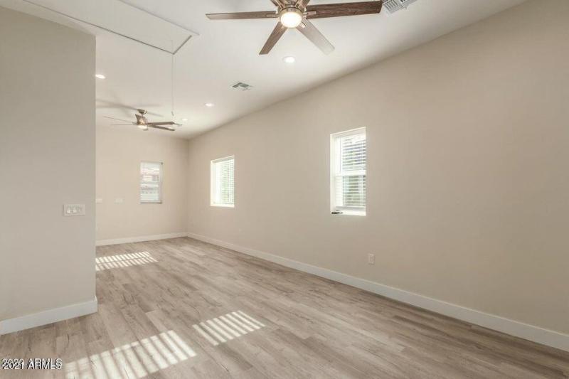 Living room/dining area