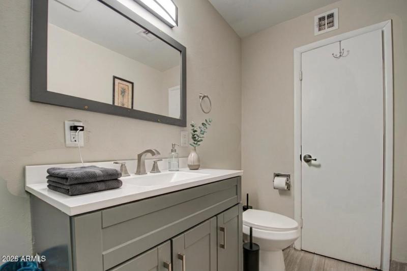 Bathroom 2-pic 2