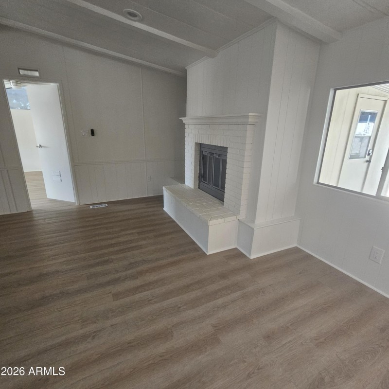 18028 Living fireplace