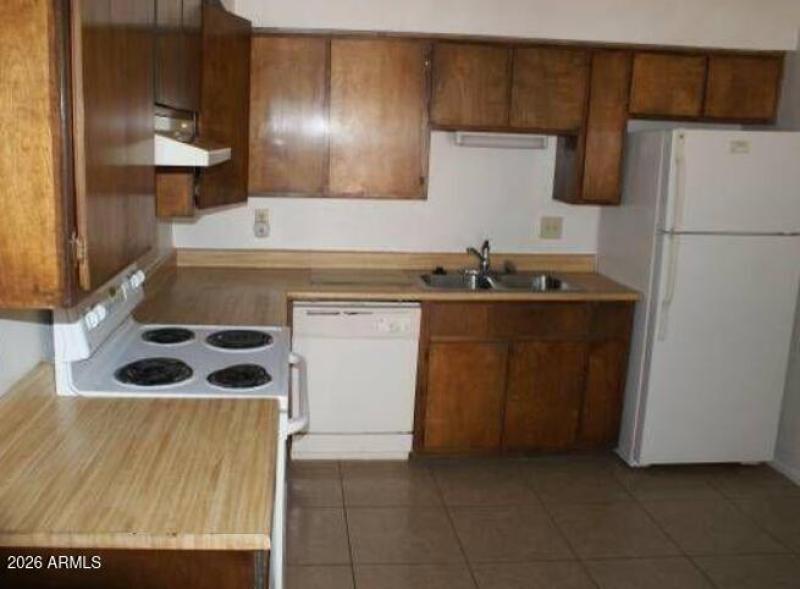 29th 4 plex inside a kitchen when empty