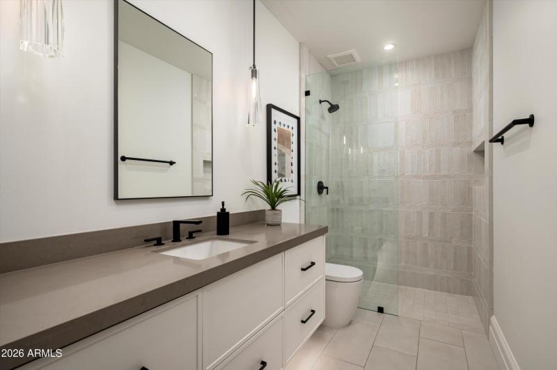 Guest Suite 1 En Suite Bath