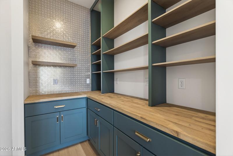 18) BUTLER_S PANTRY