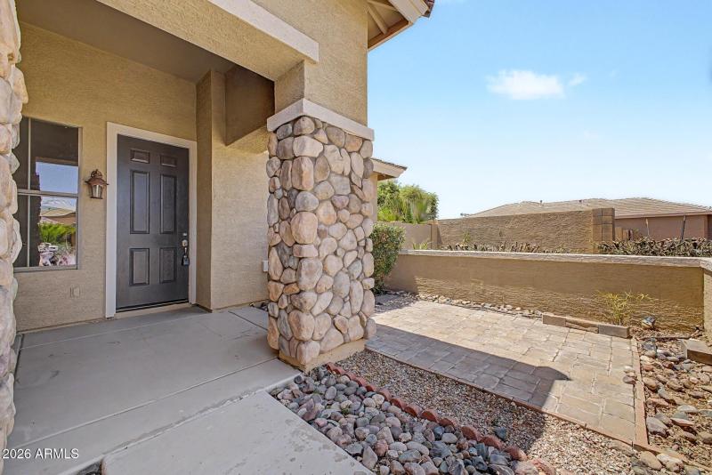 Garnet WAY - Front door
