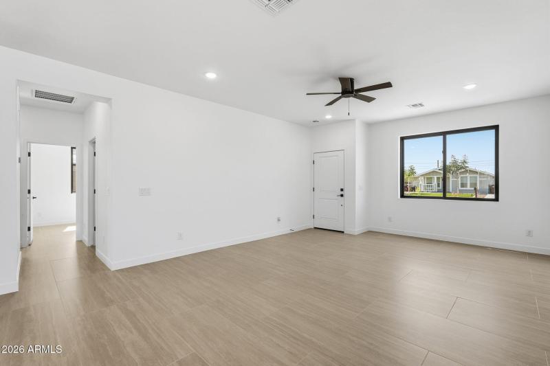 392 W Lincoln Ave