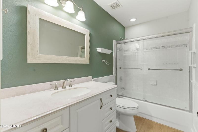1st floor Full bathroom