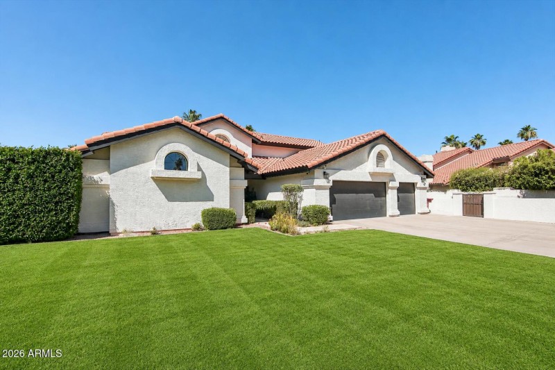 Spacious Front Yard