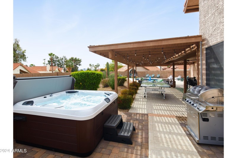 Gas BBQ+6-person HotTub