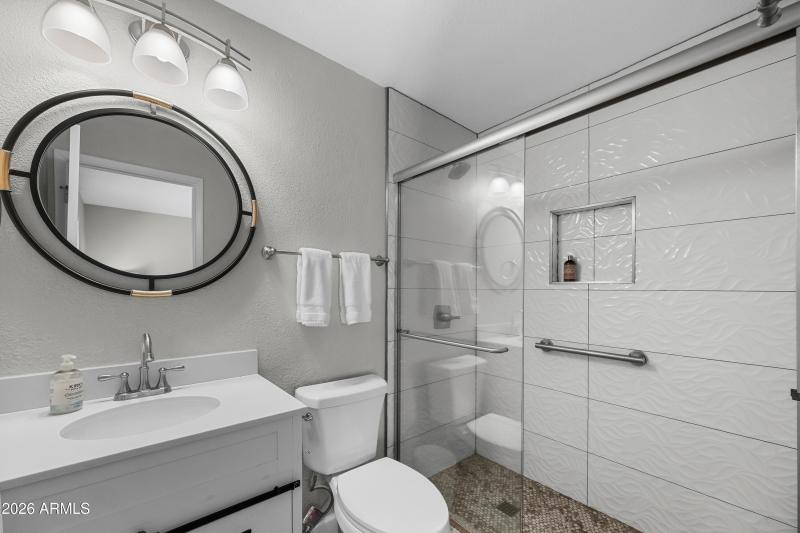 Primary En suite bath w/ Walk in shower