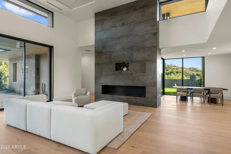 009_Open Flowing Floor Plan