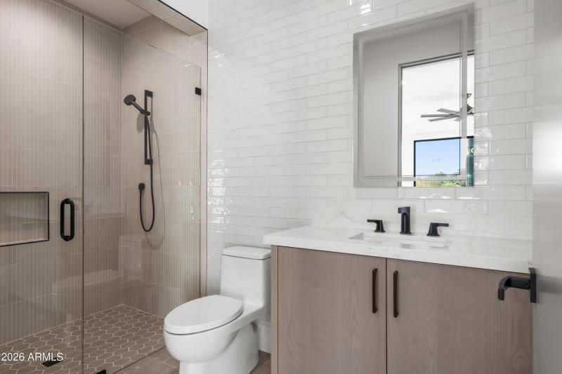 027_Guest 1 Bath