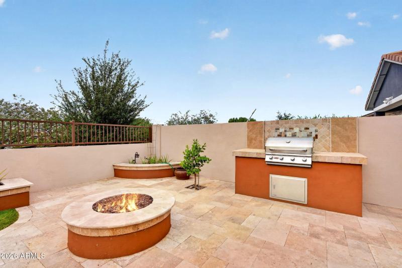 Outdoor Dining & Built-In BBQ
