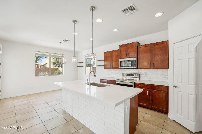 8-web-or-mls-N 89th Ln-008