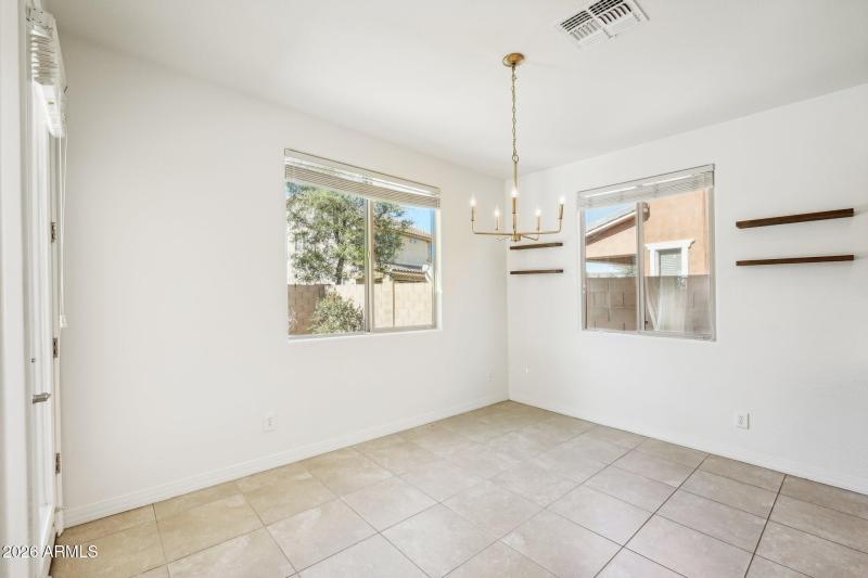 7-web-or-mls-N 89th Ln-007