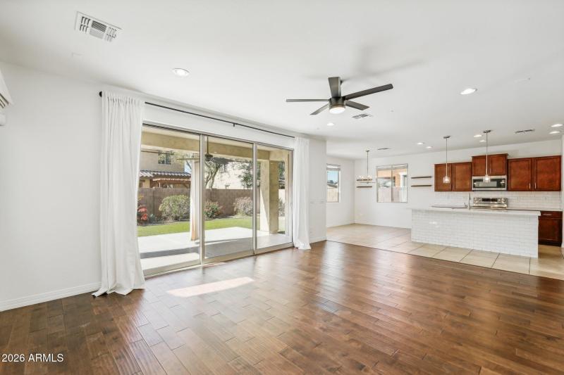 6-web-or-mls-N 89th Ln-006