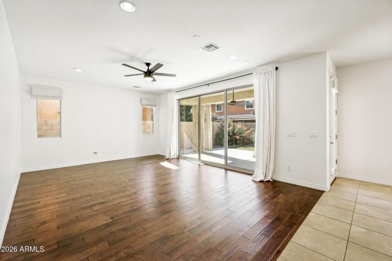 5-web-or-mls-N 89th Ln-005