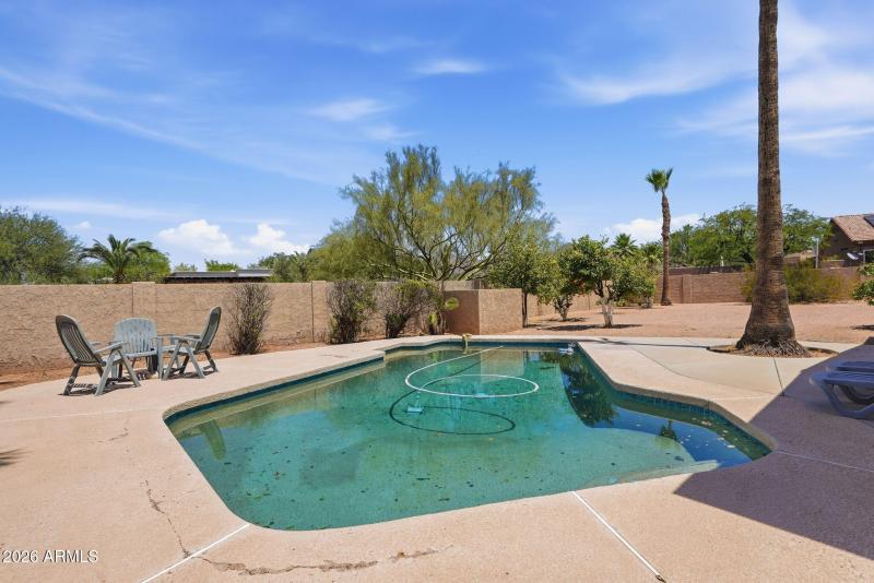 042_Spacious Pool 1