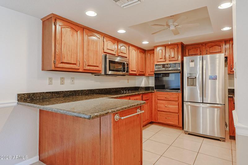 KITCHEN WITH BREAKFAST BAR