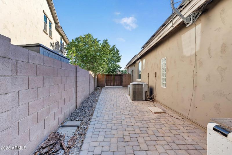 63-web-or-mls-085E Bellerive Pl