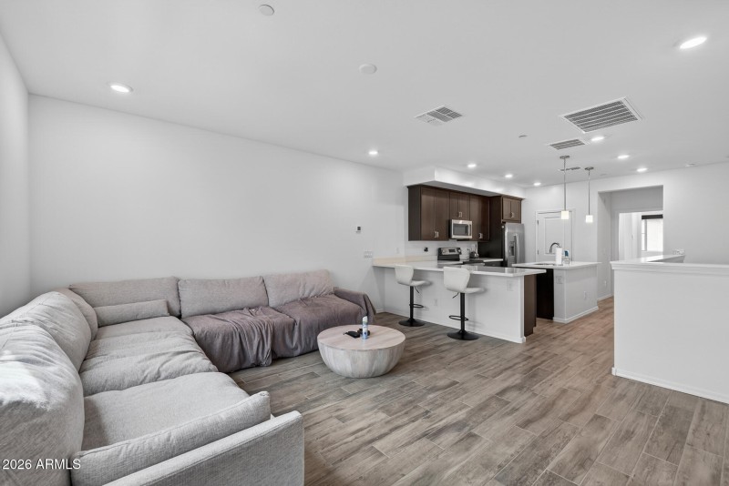 6)GREAT ROOM