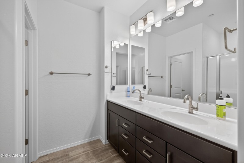 15)PRIMARY BATH