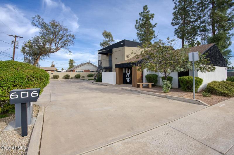 606 N STAPLEY DR