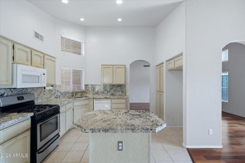 Kitchen w/Island
