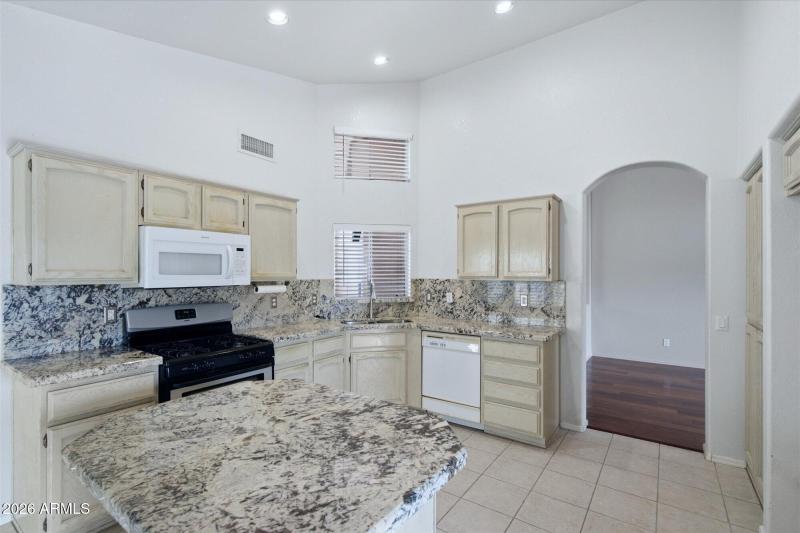 Kitchen w/Island