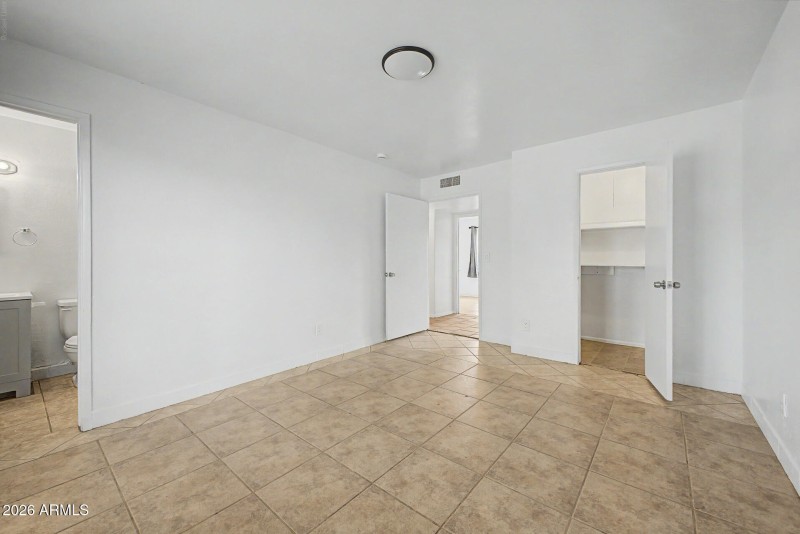 Primary w/ Walk-in Closet
