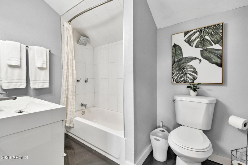 ADU/4th Bedroom/Split Master Bathroom
