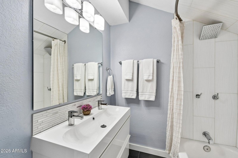 ADU/4th Bedroom/Split Master Bathroom
