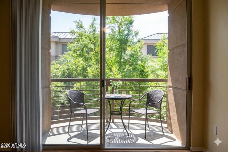 Private balcony off living room 375