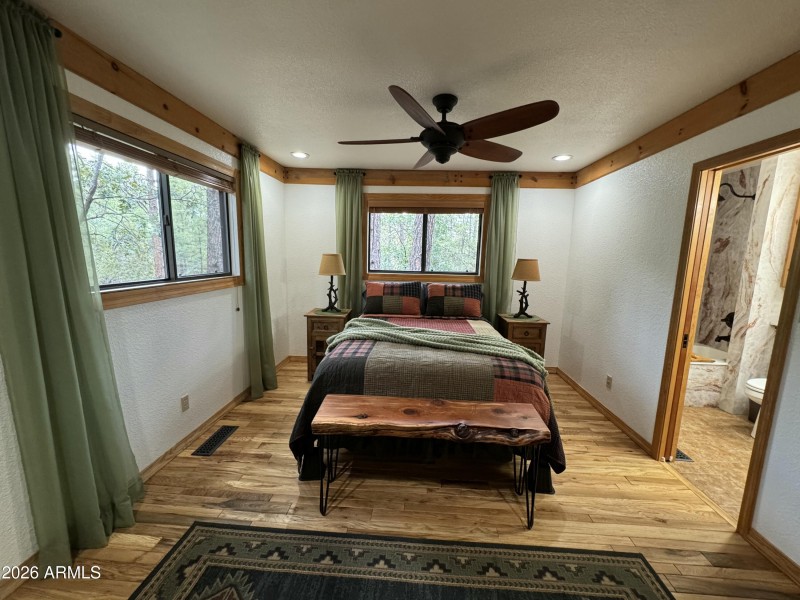Primary bedroom (2)