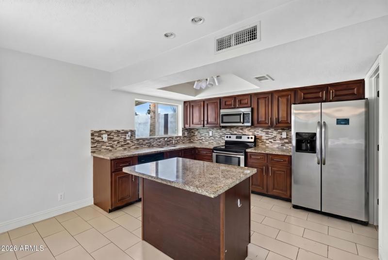 010E Lupine Ave_web