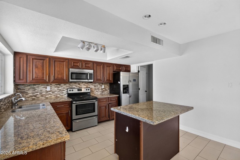 011E Lupine Ave_web
