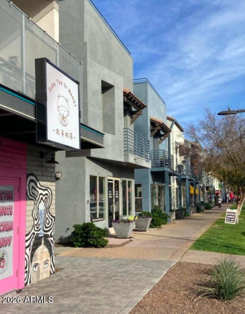RETAIL ALONG ROOSEVELT STREET