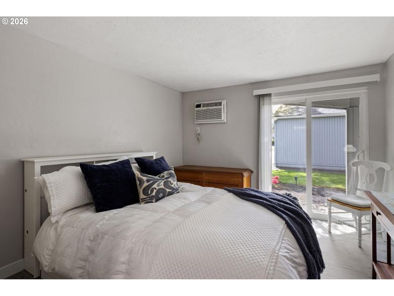 Bedroom, Primary