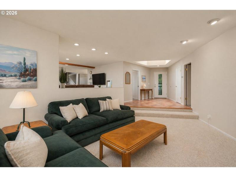 Living Room/Entrance