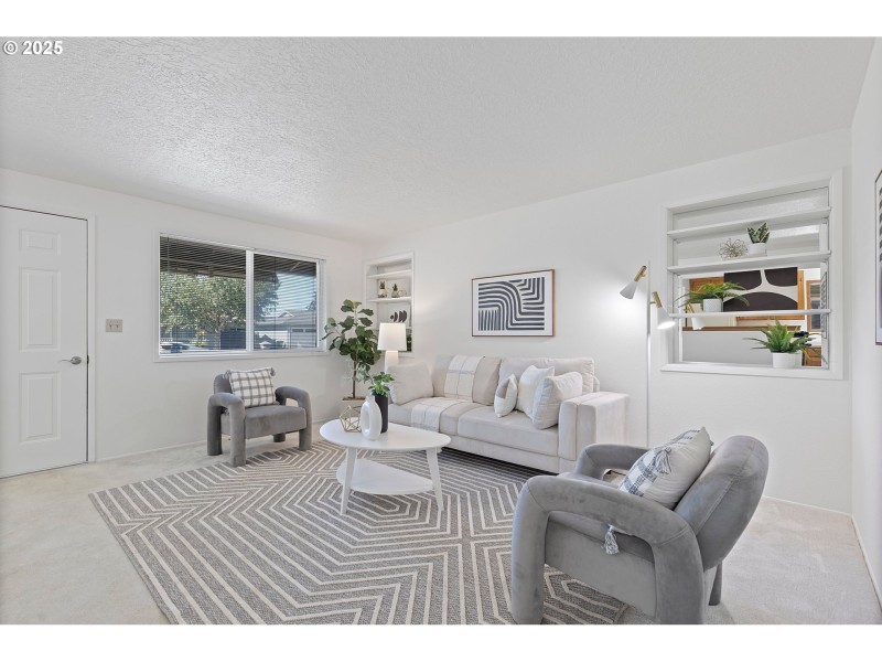 Living Room/Entrance