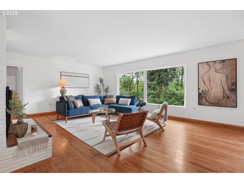Living Room/Entrance