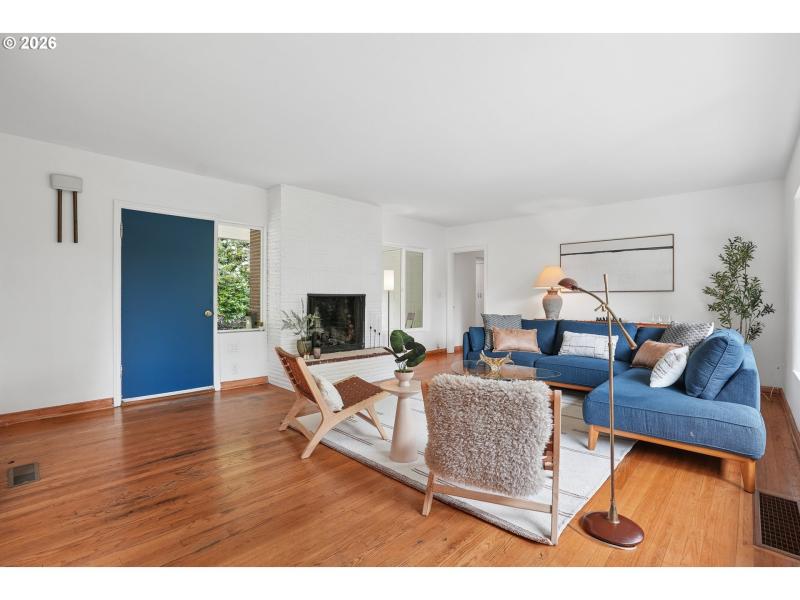 Living Room/Entrance