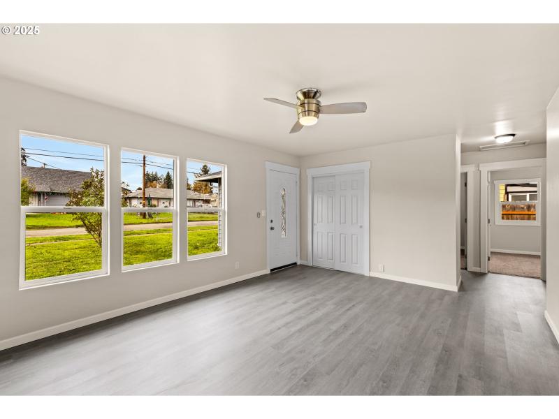 Living Room/Entrance