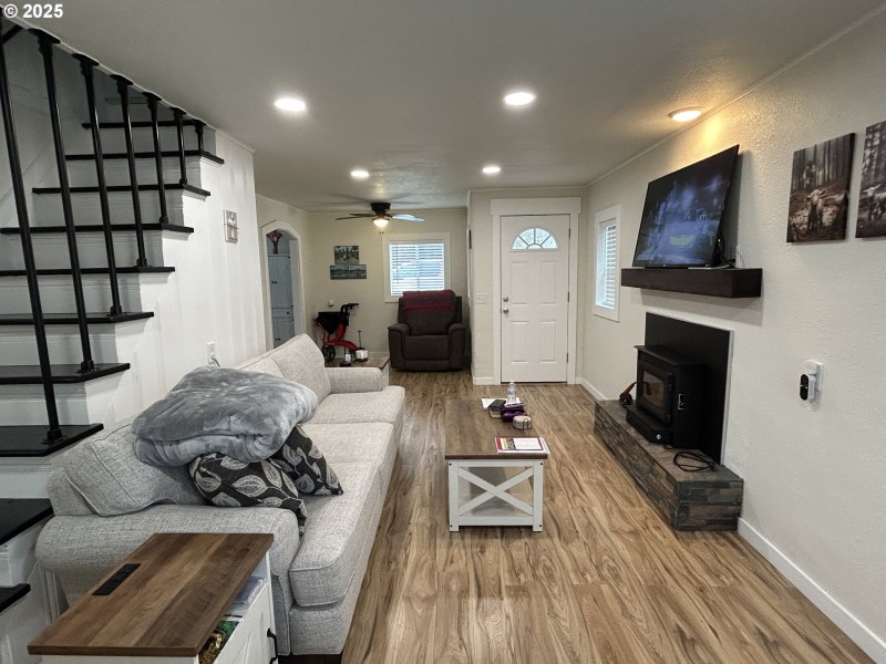 Living Room/Entrance