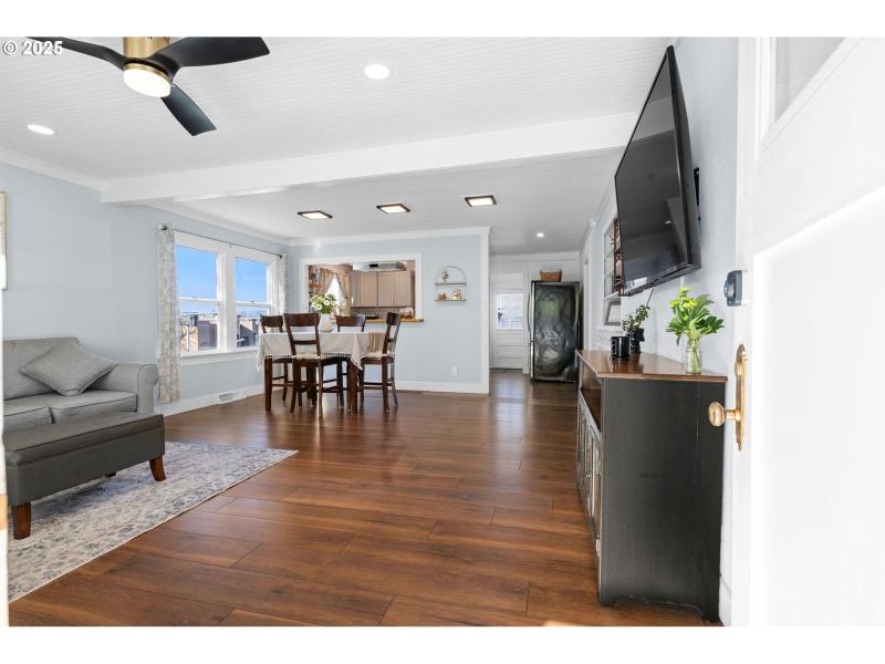 Living Room/Entrance